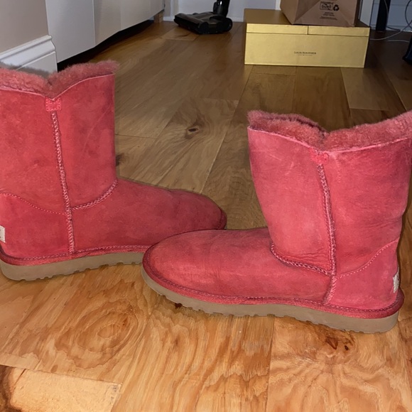 Women’s Bailey Uggs - Picture 5 of 5